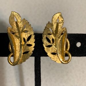 Vintage BSK gold tone clip on earrings (382)